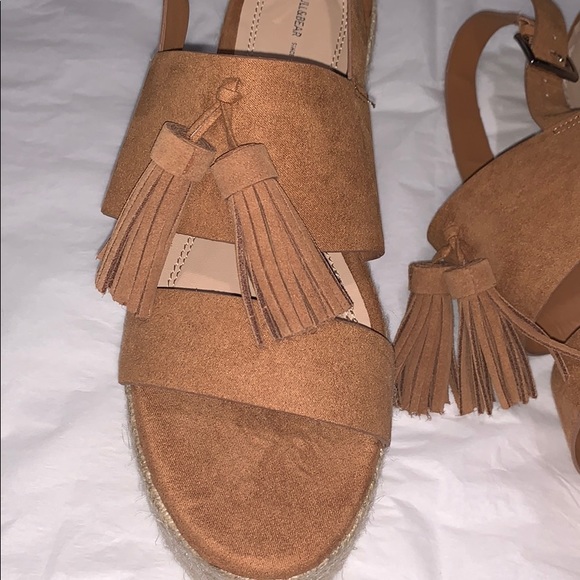 Pull&Bear tassle front heel sandal in tan size 8 - Picture 6 of 10